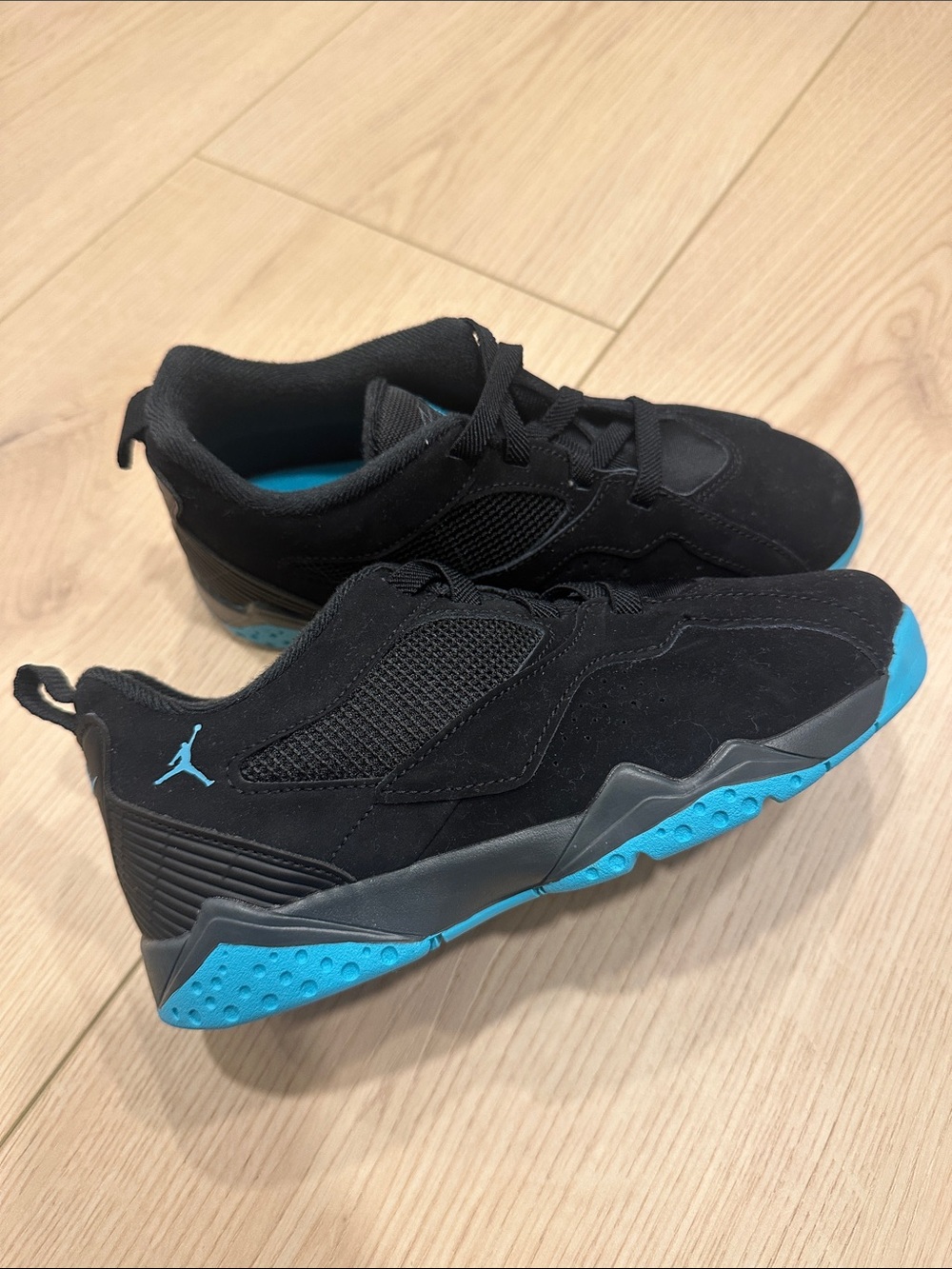 2.5Y Jordan Kids Black and Teal Low-Top Sneakers